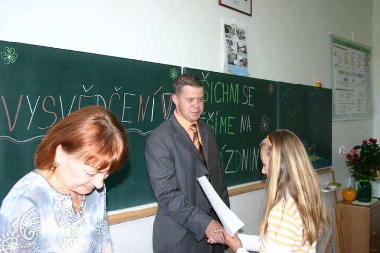 NÁMĚSTEK CVIK PŘEDÁVAL VYSVĚDČENÍ VE SKALICI