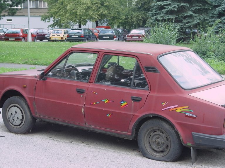 Vraky zabírají parkovací místa, město se jich hodlá zbavit odtahy