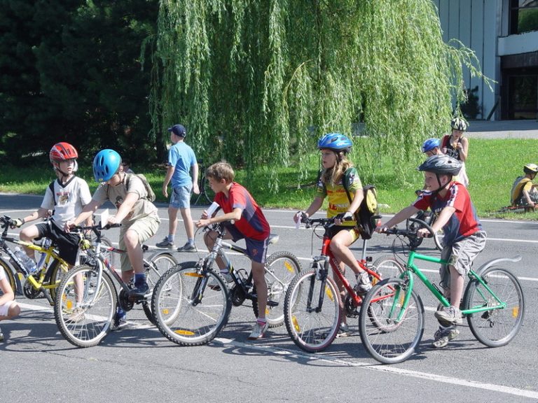 Městští strážníci se bavili s malými cyklisty