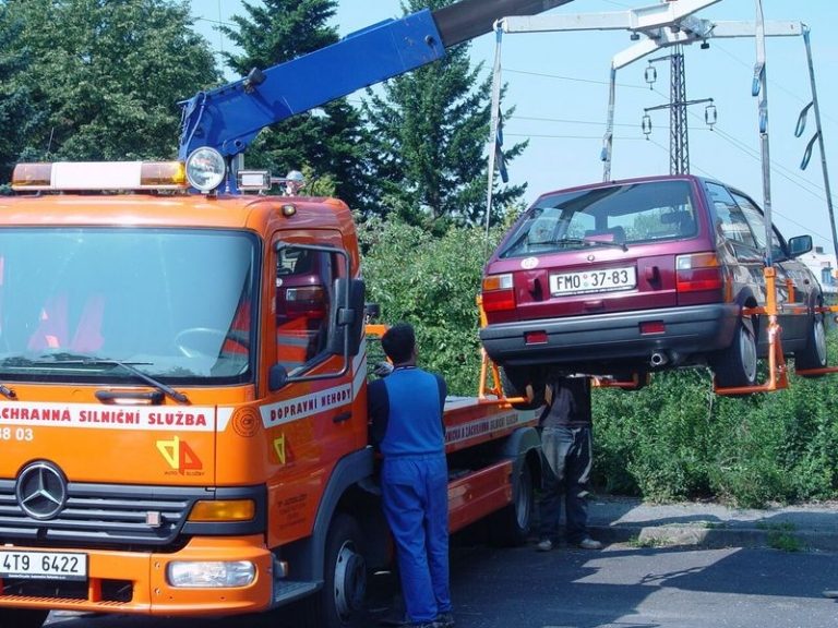 Z ULIC MIZÍ NEPOJÍZDNÉ VOZY