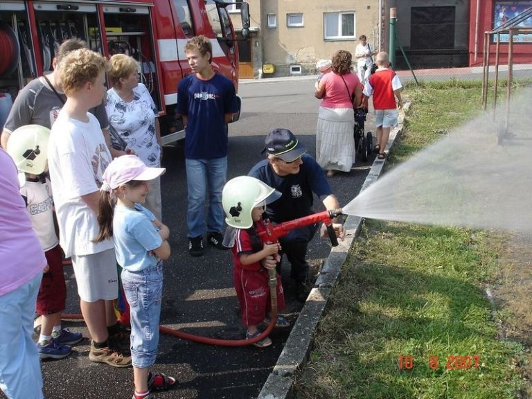 DOBROVOLNÍ HASIČI POBAVILI DĚTI