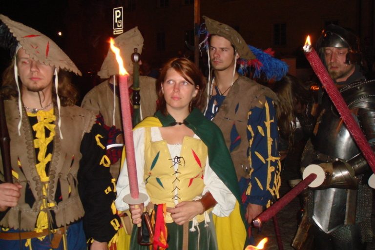 VE MĚSTĚ ZAVLÁDNOU RYTÍŘI