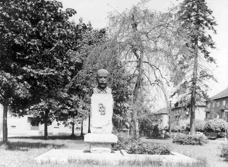 BRONZOVÁ BUSTA P. BEZRUČE ZMIZELA