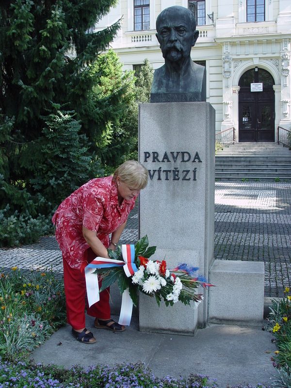 Kytice pro Masaryka i Bezruče