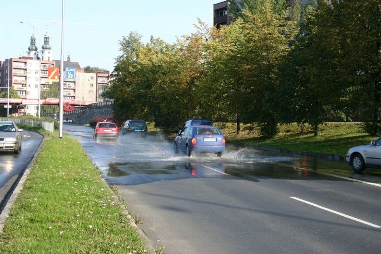 SILNICE BYLA POD VODOU