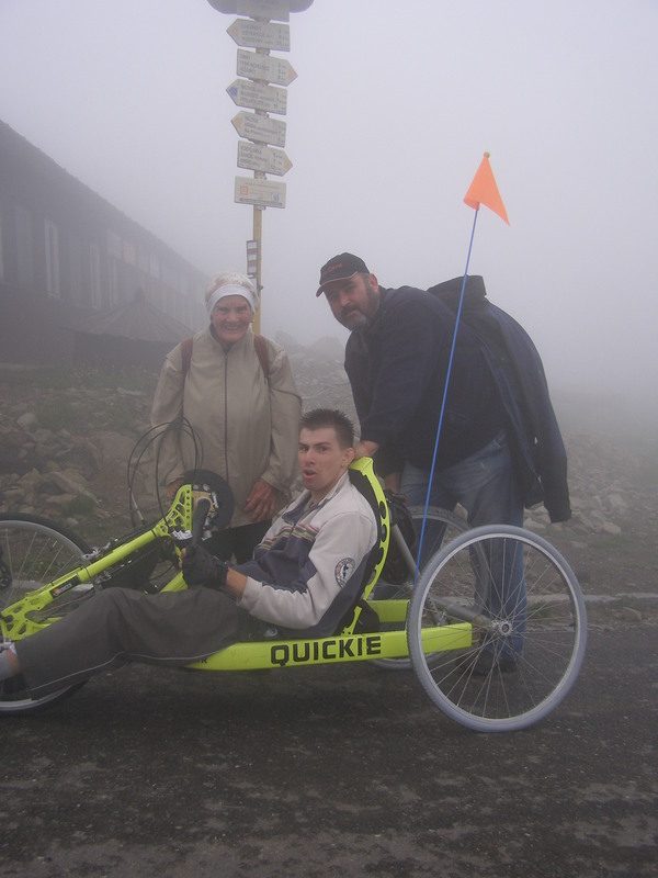 STUDENTI POŘÁDAJÍ SPOLEČNÝ VÝSTUP NA LYSOU HORU SE ZDRAVOTNĚ POSTIŽENÝMI  A  RODIČEMI S KOČÁRKY.