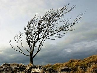 ŽENE SE NA NÁS PRUDKÁ VICHŘICE A SNÍH