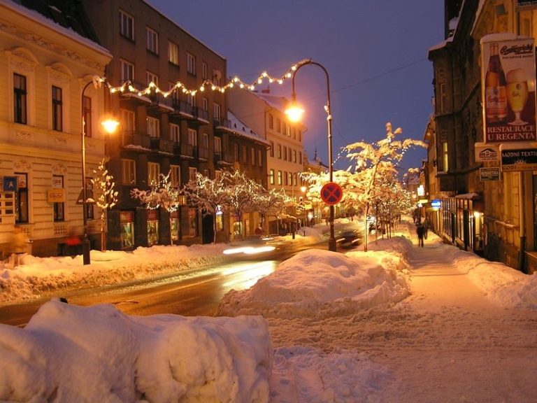 MĚSTO SE ZDOBÍ DO VÁNOČNÍHO