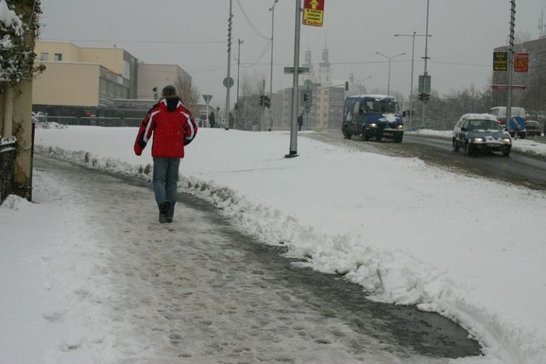 SILNICE JSOU PLUŽENY A OŠETŘOVÁNY POSYPEM
