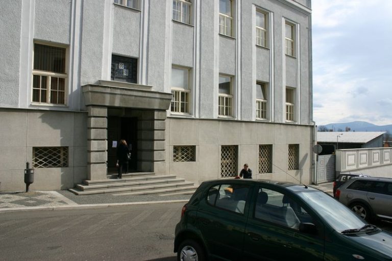 VSTUP NA MAGISTRÁT BOČNÍM VCHODEM