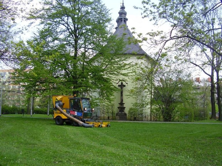 NA KOSENÍ TRAVNATÝCH PLOCH UPOZORNÍ ZNAČKY