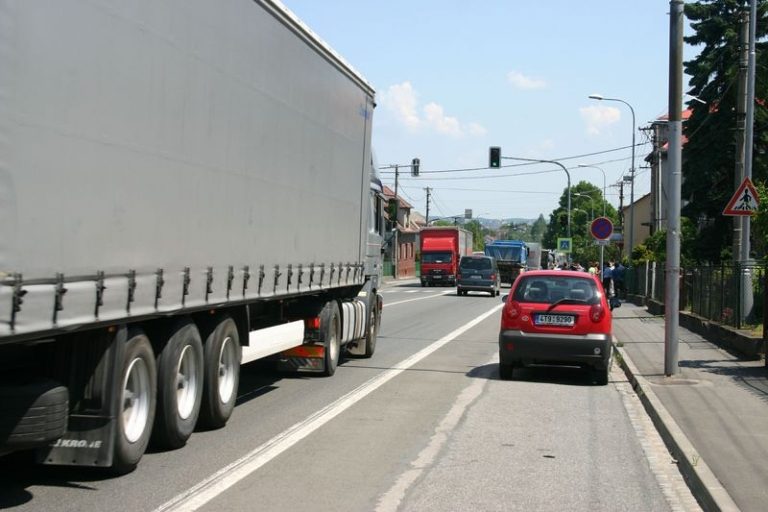 RADNÍ, ČLENOVÉ KDU-ČSL A NEZÁVISLÍ BLOKOVALI SILNICI I/48