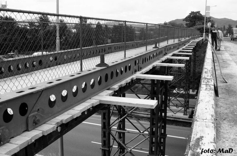 K HYPERNOVĚ VEDE PROVIZORNÍ LÁVKA PRO PĚŠÍ