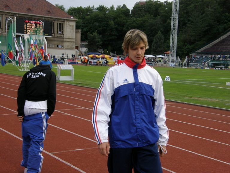 Mikulenka vede české tabulky