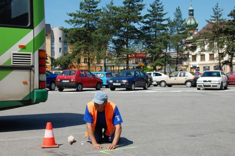 Z BÝVALÉHO AUTOBUSOVÉHO STANOVIŠTĚ JE PARKOVIŠTĚ