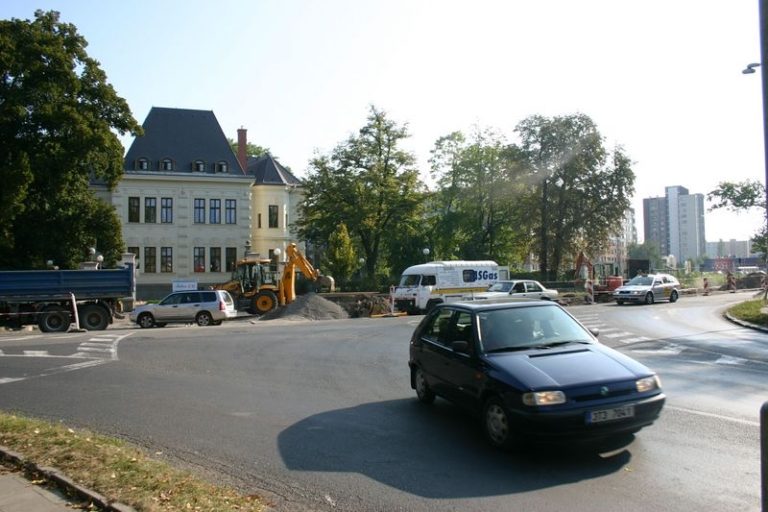 VÝSTAVBU KRUHOVÉHO OBJEZDU NA SLEZSKÉ KOMPLIKUJÍ PŘELOŽKY INŽENÝRSKÝCH SÍTÍ