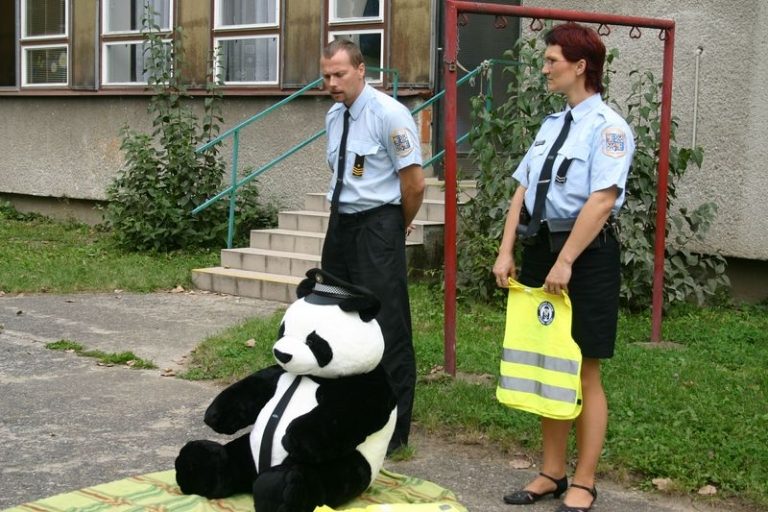 STRÁŽNÍCI PŘEDÁVAJÍ DĚTEM REFLEXNÍ VESTY