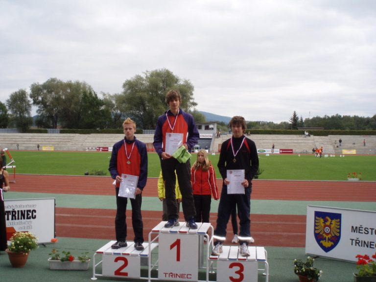 Další dvě medaile atletů