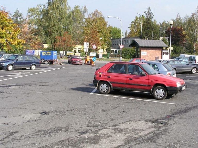 PARKOVIŠTĚ U POLIKLINIKY UŽ NEBUDE PRŮJEZDNÉ