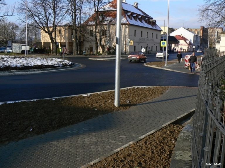 Nová okružní křižovatka slouží řidičům