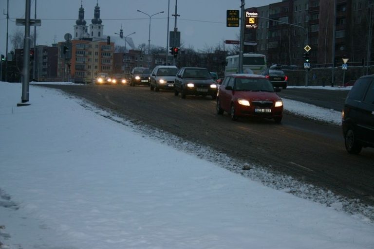 SILNICE JSOU PLUŽENY A OŠETŘOVÁNY POSYPEM