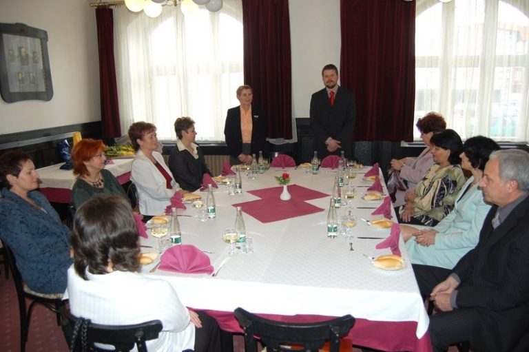 Desítka pedagogů byla oceněna ke Dni učitelů