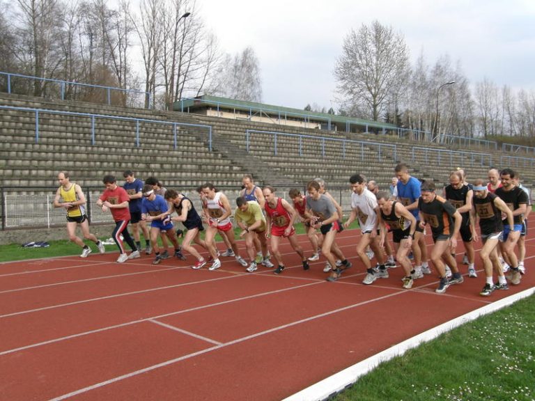 Přes sedmdesát běžců na startu Trojky TiSu na dráze