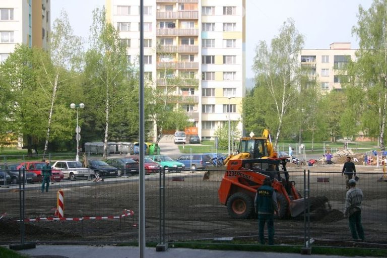 MĚSTO STAVÍ NOVÁ PARKOVIŠTĚ