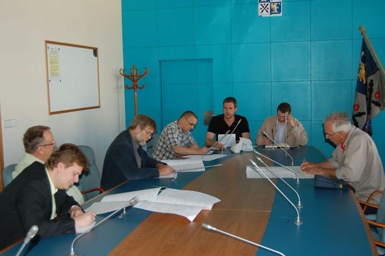 V ULICÍCH SE OPĚT OBJEVÍ VOLEBNÍ TROJNOŽKY