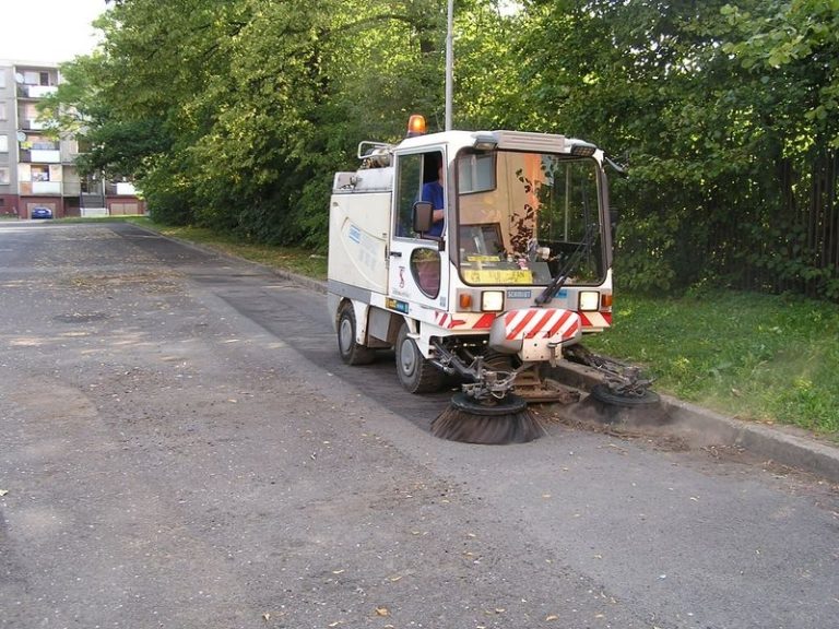 BLOKOVÉ ČIŠTĚNÍ ULIC PROBÍHÁ I O PRÁZDNINÁCH