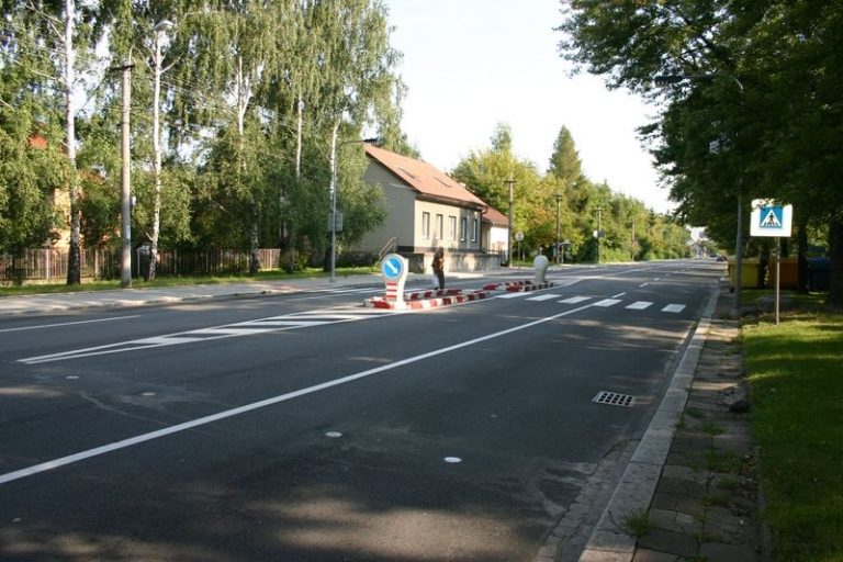 POKRAČUJEME V OPRAVÁCH CHODNÍKŮ I KOMUNIKACÍ A ZVYŠUJEME BEZPEČNOST NA PŘECHODECH