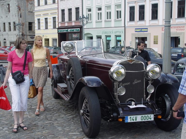 NABLÝSKANÉ HISTORICKÉ VOZY ZAPARKUJÍ NA FRÝDECKÉM NÁMĚSTÍ
