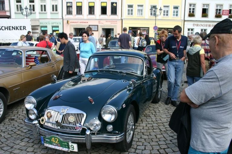 LIDÉ OBDIVOVALI KOUZLO HISTORICKÝCH VOZŮ