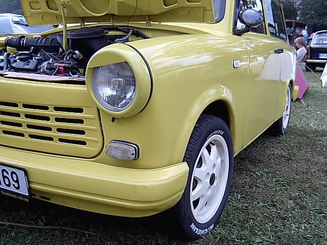 MĚSTEM PROJEDE SPANILÁ JÍZDA TRABANTŮ