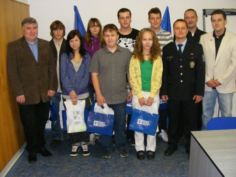 ŽÁCI TVOŘILI DÍLA NA TÉMA ZÁVISLOST