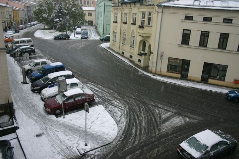 SILNICE VE MĚSTĚ JSOU PLUŽENY A SOLENY