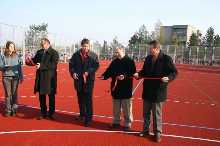 5. a 9. ZŠ MAJÍ PO LETECH VLASTNÍ SPORTOVNÍ AREÁL