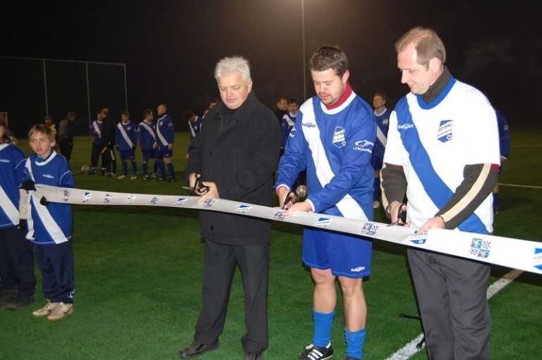 FOTBALISTÉ MAJÍ HŘIŠTĚ S UMĚLOU TRÁVOU