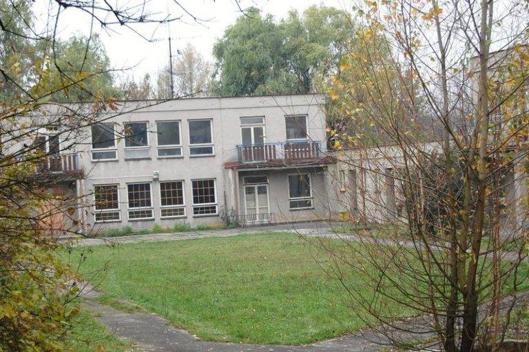 Z výrobní dílny má být znovu školka