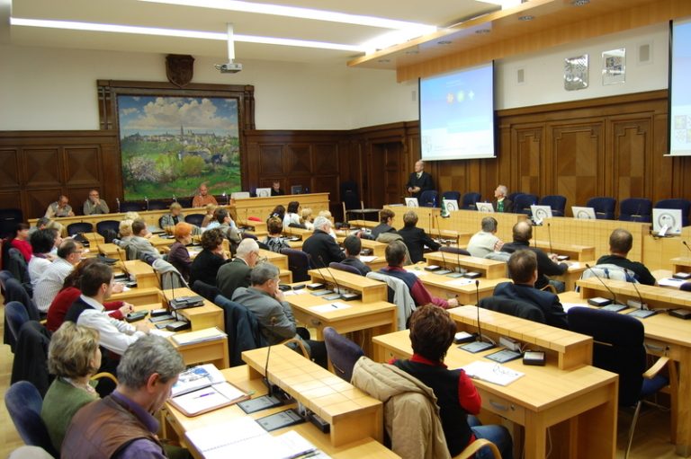 Radnice hledá, jak šetřit finance