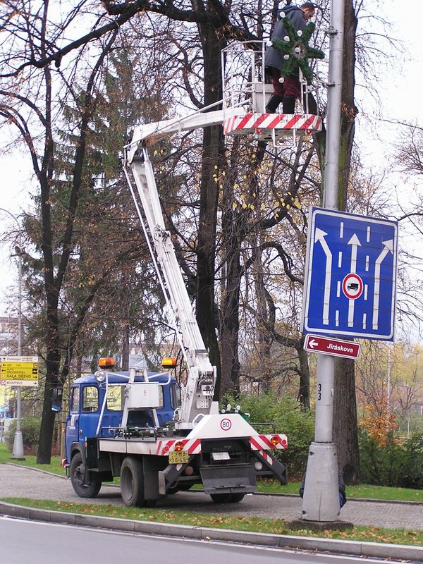 MĚSTO SE ZDOBÍ DO VÁNOČNÍHO