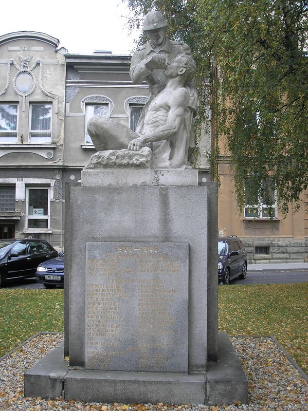 POMNÍK NA KOSTIKOVĚ NÁMĚSTÍ PROCHÁZÍ OPRAVOU