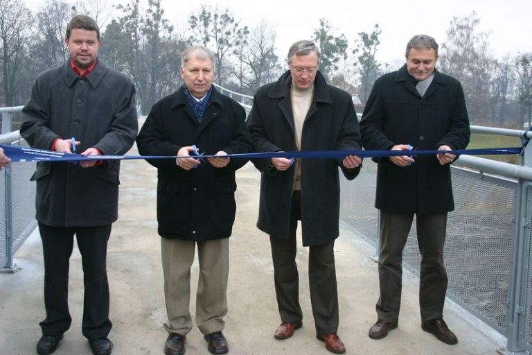 NOVÁ LÁVKA PŘES OSTRAVICI UŽ SLOUŽÍ PĚŠÍM I CYKLISTŮM