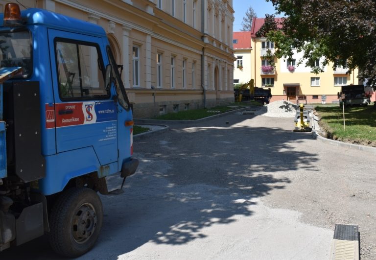 NOVÁ DLAŽBA U GYMNÁZIA PETRA BEZRUČE