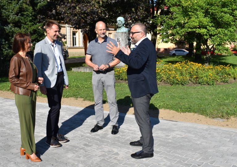 MĚSTO OPRAVILO PLOCHU PŘED GYMNÁZIEM