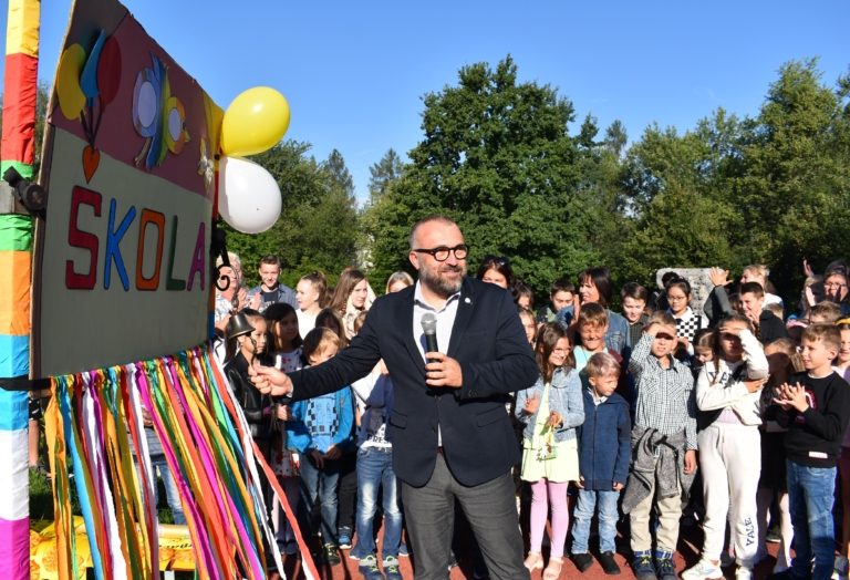 PRIMÁTOR SLAVNOSTNĚ ZAZVONIL. NOVÝ ŠKOLNÍ ROK ZAČAL