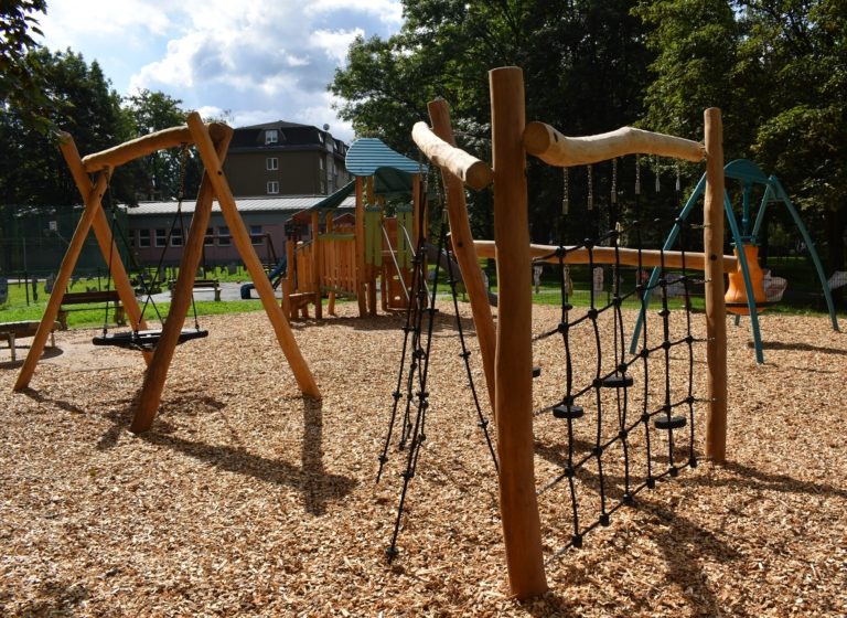 MĚSTO OBNOVILO DĚTSKÉ HŘIŠTĚ U MŠ SNĚŽENKA, MÁ PŘÍRODNÍ VZHLED