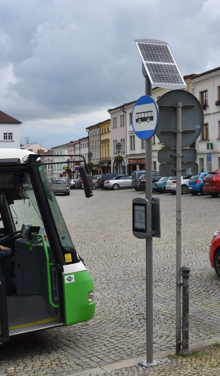 FRÝDEK-MÍSTEK ZAVÁDÍ DIGITÁLNÍ ZOBRAZOVÁNÍ JÍZDNÍCH ŘÁDŮ NA ZASTÁVKÁCH