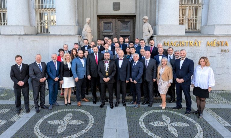 FRÝDEK-MÍSTEK: VELKÁ PODPORA NOVÉMU VEDENÍ MĚSTA. KOALIČNÍ DOHODU POTVRDILO USTAVUJÍCÍ ZASTUPITELSTVO