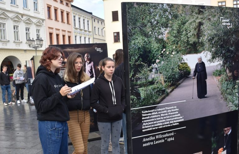 NAHLÉDNĚTE DO PAMĚTI NÁRODA